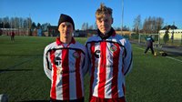 Kuva 8: Pienen Mäntyluodon Kirin kasvatit Joonas Meura ja Aleksanteri Tomberg kasvattajaseuransa pelipaidoissa. Seuran nettisivuilla on kattava historiaosio, jossa on kerrottu seuran pelaajien tarinat. Kuvan oikeudet: FC Jazz.